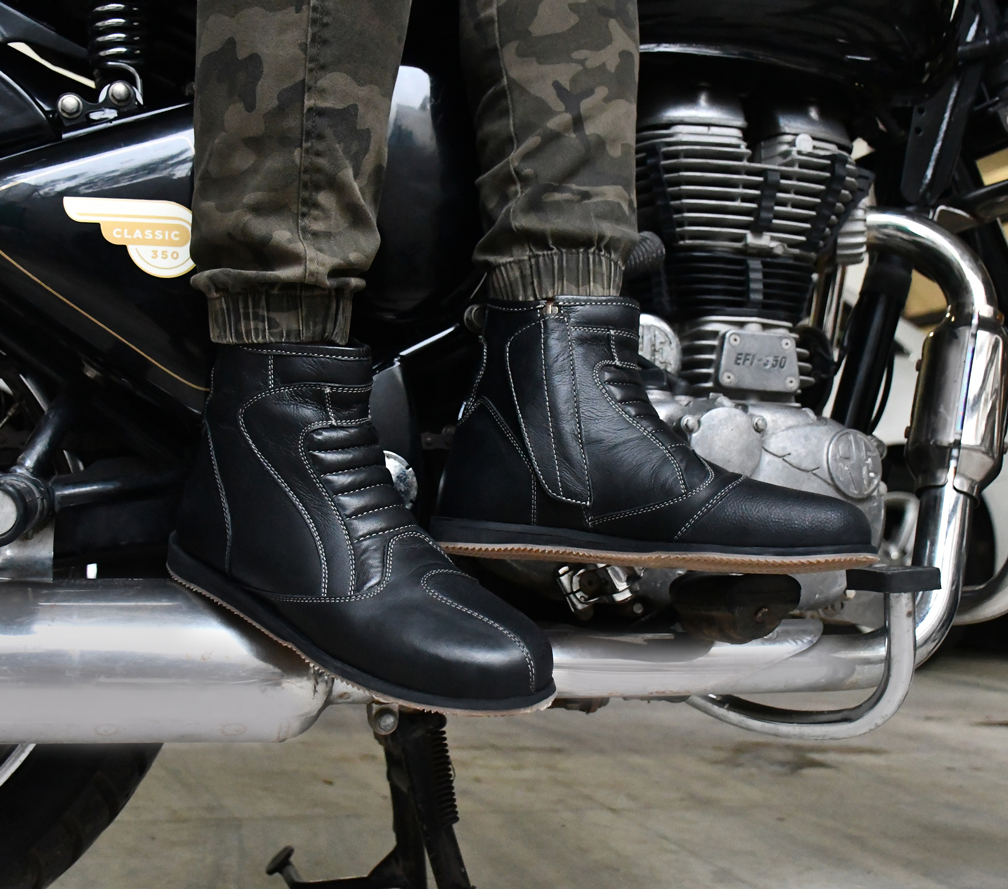 Biker Boots : Urban leather Boots with side chain for Bikers with heavy duty Rubber Sole by ASM. Article : Biker709-Black