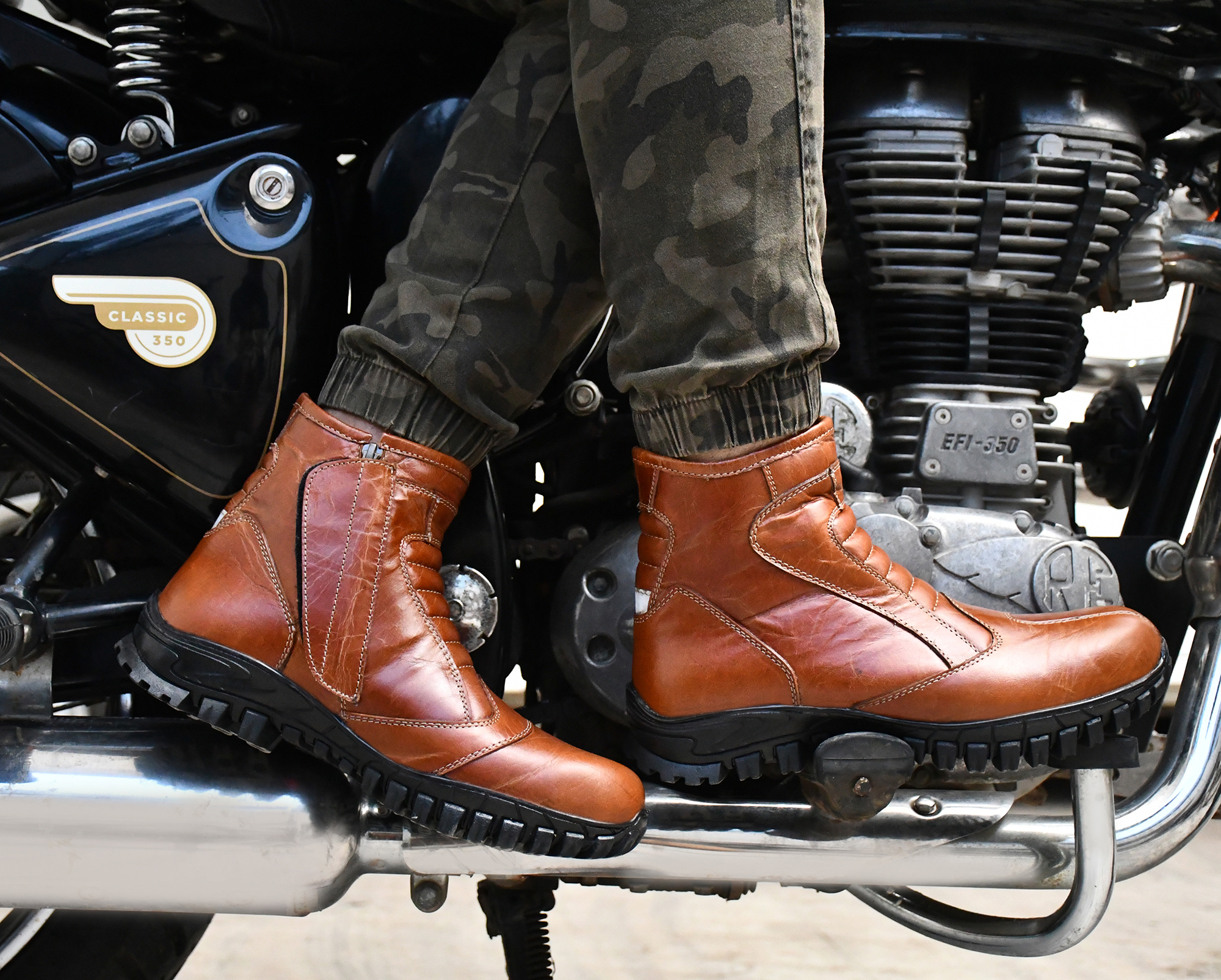 Biker Boots : Urban leather Boots with side chain for Bikers with heavy duty Rubber Sole by ASM. Article : 709Tan