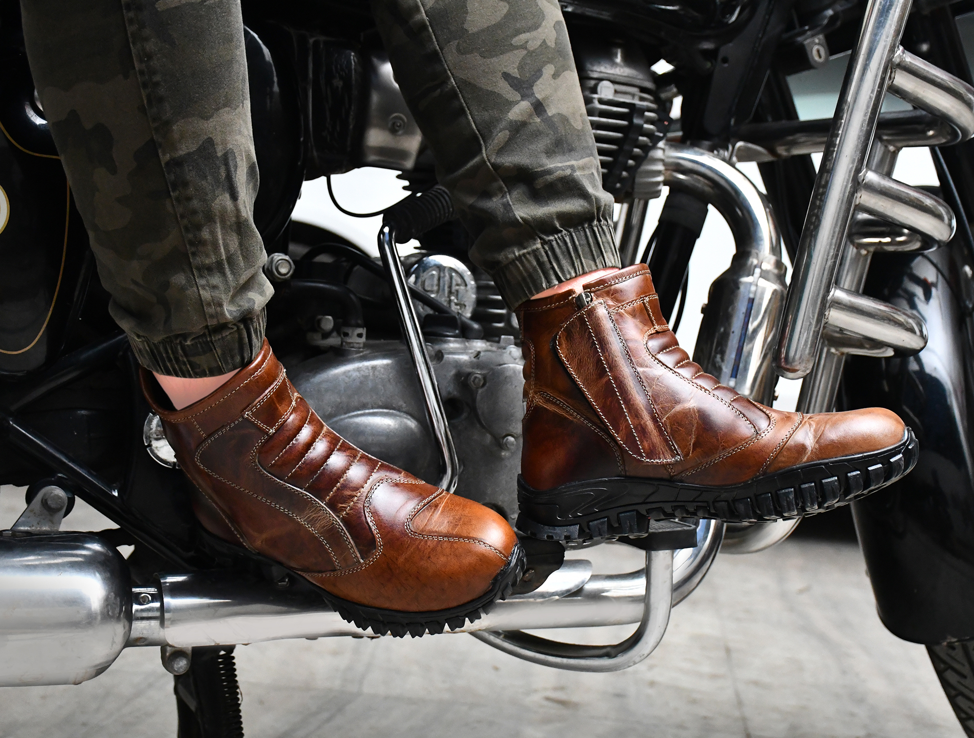 Biker Boots : Urban leather Boots with side chain for Bikers with heavy duty Rubber Sole by ASM. Article : 709Brown